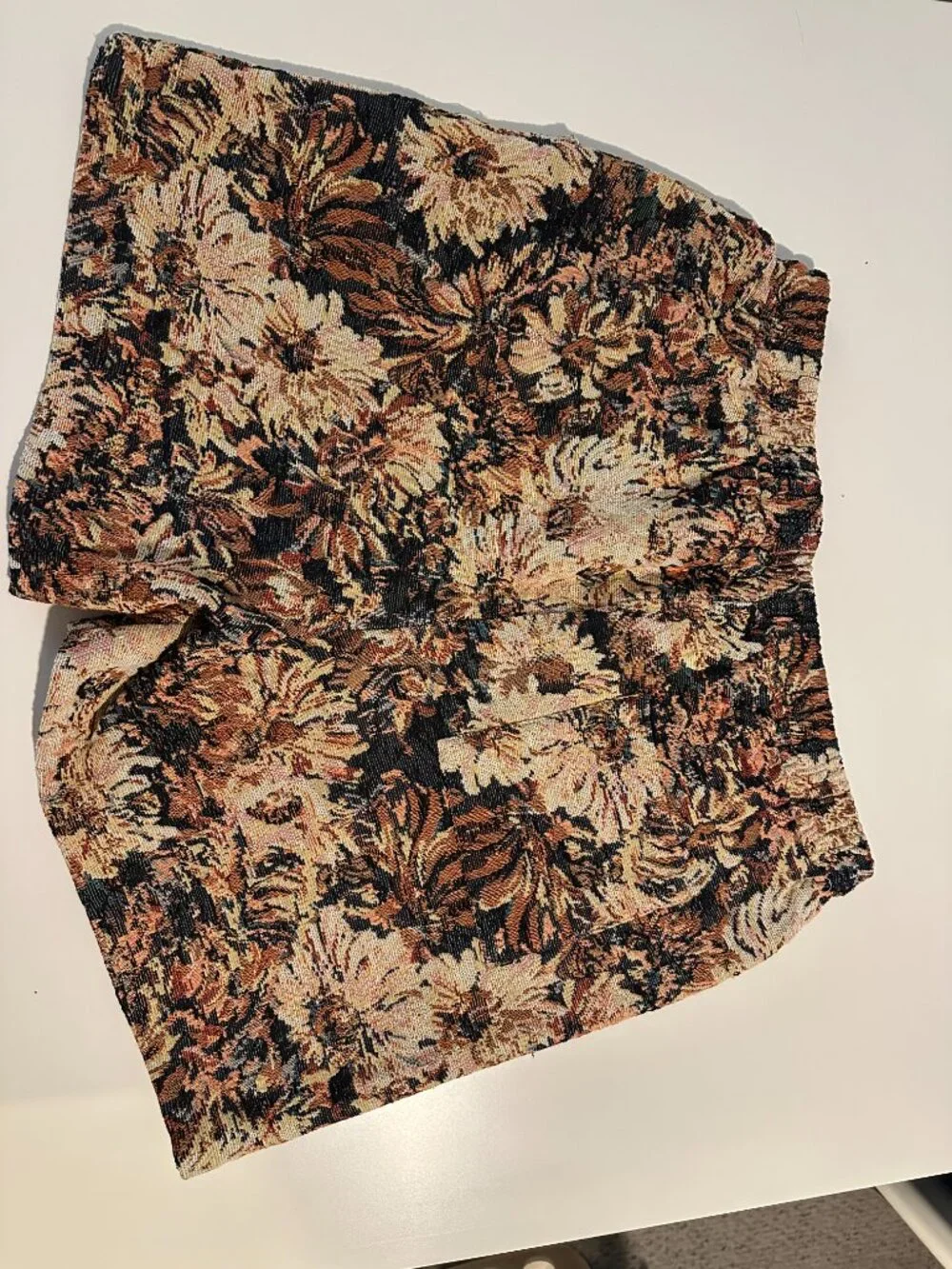 Men's floral print shorts, Size L, black, tan & dark brown - Picture 4 of 9